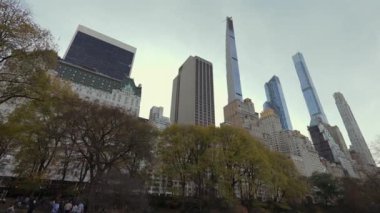 Modern gökdelenlerin ve canlı, gür ağaçların yer aldığı New York şehrinin ikonik gökdelenlerinin nefes kesici manzarasını deneyimleyin.
