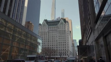 NEW YORK, ABD - 8 ARALIK 2024: New York City mimarisinin nefes kesici manzarasının keyfini çıkarın, modern ve tarihi tarzları kusursuz bir şekilde harmanlayın