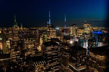 Göz kamaştırıcı bir şehrin gökyüzü manzarası gece aydınlanarak canlı enerjisini ve yaşamını gözler önüne seriyor. Akşam ve Akşam New York 'ta Canlı Şehir ve Canlı Metropolis' in nefes kesici Gece Kenti