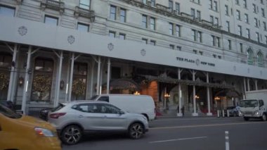 NEW YORK, ABD - 29, 2024 İkonik Plaza Oteli hareketli sarı NYC taksileriyle çevrili, şehirde canlı bir şehir atmosferi yaratıyor