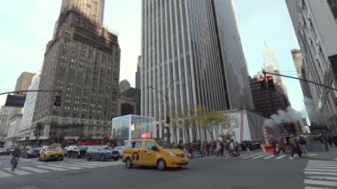 NEW YORK, ABD - 29 Kasım 2024: New York 'ta ikonik bir sokak sahnesi, hareketli trafiği ve etkileyici gökdelenleri gözler önüne seriyor