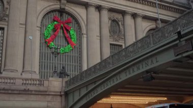 Tatil süsleriyle süslenmiş Grand Central Terminali manzarası muhteşem mimarisini gözler önüne seriyor..