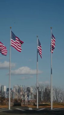 Muhteşem ve çarpıcı Amerikan bayrakları gururla ve zarif bir şekilde dalgalanıyor.