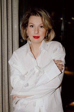 Şık bir kadın lüks bir ortamda zarif, kendine güvenen ve modern bir tarz sergiliyor..