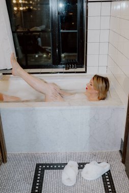 Lüks, kabarcıklı bir küvetin içinde ıslanırken huzur dolu ve huzurlu bir anın tadını çıkarıyorum.