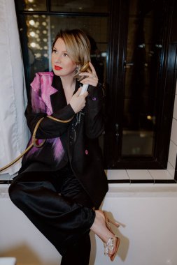 Kendine güveni tam bir kadın cesur bir kıyafetle ortaya çıkıyor. Unutulmaz bir görünüm için geçmişe ve modern unsurlara karışıyor.