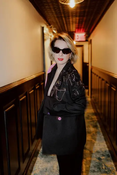 Modayı takip eden bir birey, herkesi etkileyen modern ve şık bir iç mekanda rahatça poz verir.