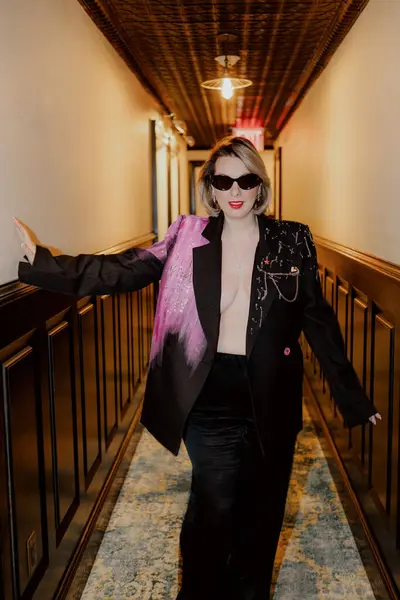 Modayı takip eden bir birey, herkesi etkileyen modern ve şık bir iç mekanda rahatça poz verir.