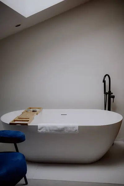 Lüks, serbest bir küvet, şık bir dekor ve huzurlu bir ortam barındıran şık bir banyo.