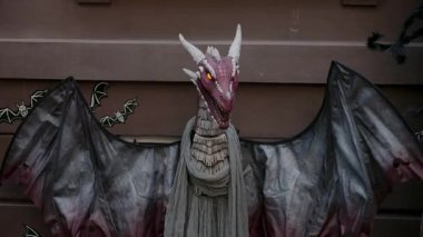 Görkemli kanatlarla süslenmiş bu çarpıcı ejderha figürü herhangi bir fantezi veya Cadılar Bayramı temasını geliştirmek için mükemmeldir.