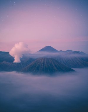 Dağ fotoğrafçılığı bulutları, dağ doğasını, güneş efendilerini, güzel gece dağlarını, karı kaplar.