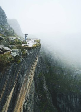 Dağ fotoğrafçılığı bulutları, dağ doğasını, güneş efendilerini, güzel gece dağlarını, karı kaplar.