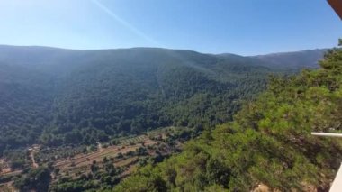 Sabahleyin dağların manzarası