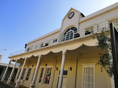 Ağaçları ve mavi gökyüzü olan sonbahar ormanı