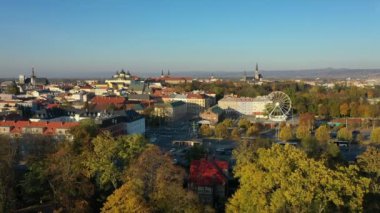 Tarihsel şehir Olomouc, insansız hava aracı parkı sonbahar manzaralı panorama ağacı gökyüzü yaprakları St. Moritz 'in Gotik kilisesinin kulesinden, dönme dolap belediye binası Olomouc Gotik Gotik binasından.