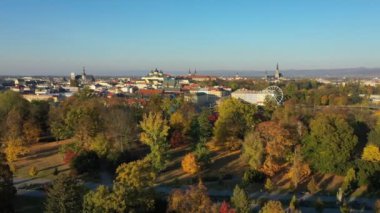 Tarihsel şehir Olomouc, insansız hava aracı parkı sonbahar manzaralı panorama ağacı gökyüzü yaprakları St. Moritz 'in Gotik kilisesinin kulesinden, dönme dolap belediye binası Olomouc Gotik Gotik binasından.