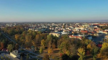 Tarihsel şehir Olomouc, İHA hava parkı Smetanovy hüzünlü sonbahar manzaralı panorama ağacı St. Moritz 'in Gotik kilisesinin kulesinden renkli anten yaprakları, dönme dolap belediye binası Olomouc