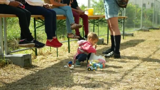 移民難民ウクライナの拘留ボランティア慈善非営利セクターはジプシーキャンプの人々を助けるおもちゃで遊ぶ家族の子供ブルノのローマの母親の場所ウクライナの列車 — ストック動画
