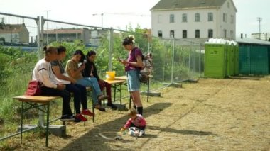 Göçmen mülteciler Ukrayna gözetimi gönüllü olarak hayır kurumlarına yardım ediyor çingene kampı çocukları oyuncak bebek arabasıyla oynayan aile çocukları Roman anne Brno Ukrayna trenine yerleştirildi
