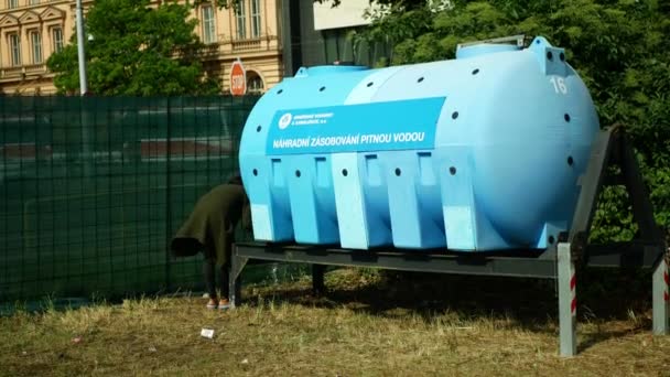 Refugiados Inmigrantes Ucrania Tanque Agua Detención Llenar Para Lavar Beber — Vídeo de stock