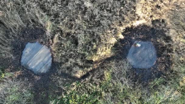 Puddle Βάλτο Σκάψει Φτυάρι Εργαζόμενος Άνθρωπος Drone Εναέρια Λακκούβα Προστασίας — Αρχείο Βίντεο