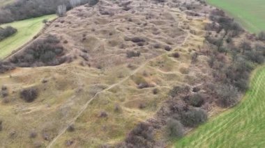 Steppe insansız hava aracı hava sahası kireç taşı madenini Kosirske Lomy Ulusal Doğa Koruma Alanı 'na bıraktı. Değerli botanik ot çayırı termofili manzarası daha büyük pask çiçek Pulsatilla grandis kaya delik kaya
