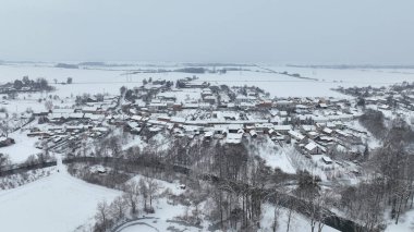 Köyün kış ayazı ve kar büyülü buzlu buzlu Bolelouc. Hana, Morava nehri ve Mlynsky nehri yakınlarındaki bahçe ve manzaralı bir kır evine ev sahipliği yapar. Büyülü manzara ve ülke