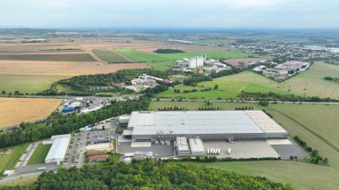 Süpermarket depoları insansız hava araçları, hava araçları, borsa binaları, inşaat ve dükkanlar, işgal alanı, ekilebilir kalitede toprak, sürdürülebilir yaşam için yeni bir yayıncının uygarlık sorunu.