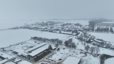 Tarım çiftliği kış kardan drone antenleri sığır ve domuz yetiştirmek için, keçi, koyun ve at yetiştirmek için. Köyün kış ayazı ve karlı büyülü buzlu çarşaf. Hana manzaralı