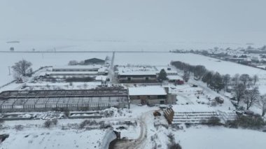 Tarım çiftliği kışı, sığır ve domuz yetiştirmek için insansız hava araçları, keçi, koyun ve at yetiştirmek için saman yığınları. Köyün kış ayazı ve karı büyülü buzlu vadi