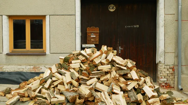 チョップ薪ログ家を加熱するための杭木ポプラストレージ積み上げ 木材ヴィンテージ属性森林バーベキュー国ハウス大規模な追加木材小さな木に積み上げ エネルギー危機は — ストック写真