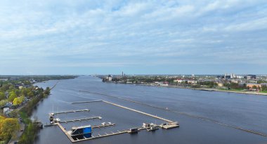 Daugava Nehri transkargo rıhtımı Riga rıhtımının havadan görünüşü ünlü liman Rigas tarihi limanı Letonya iskelesi sevkiyatı panoramatik bahar mevsimi panorama gündoğumu mavi gökyüzü bulutları