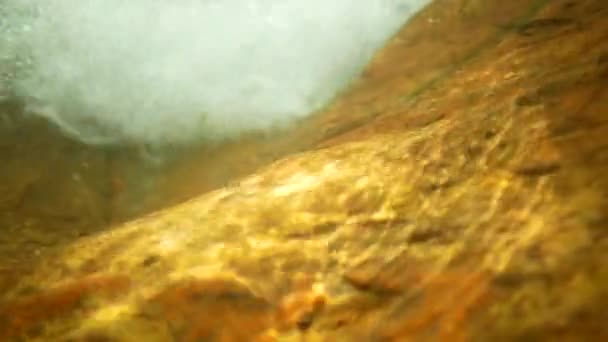 Bolhas Água Subaquáticas Cachoeiras Córrego Floresta Serrana Caminho Através Pedras — Vídeo de Stock