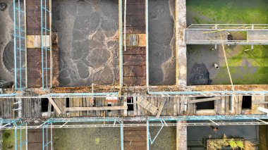 Atık su ve atık su arıtma tesisi eski ve paslı demir işlemleri tortu, filtreleme, oksitlenme, biyolojik arıtma su arıtma su arıtma tesisi atık su kabarcıkları