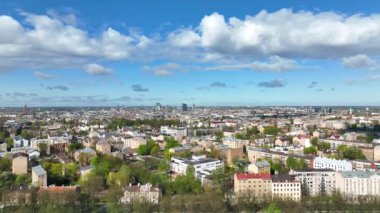 Riga hava manzaralı ünlü Rigas tarihi şehri Letonya panoramatik bahar sezonu panorama gündoğumu mavi gökyüzü bulutları gökdelenleri. Güzel modern ve tarihi binalar ve anıtlar