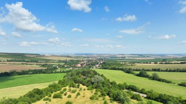 Ardıç çayırları orkideler ve eski meyve ağaçları, mavi gökyüzü ve bulutlar, dağ bakiresi doğa UNESCO biyosfer rezervasyonu Bile Karpaty Beyaz Karpatlar, doğal Drahy botaniği anıtı.