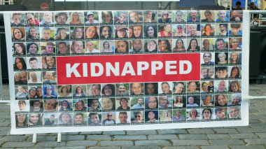 İsrail aktivist bayrağı, insanların Hamas 'lı çocukları kaçırmasına karşı, bayrak eylemciliği terörünün kaçırılması, Filistin insan Gazze savaşı, aktivizm dayanışması, Müslüman protestolarına karşı insanlarla karşı karşıya