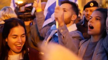 İsrailli erkek eylemci kadın eylemci Hamas 'ın adam kaçırmasına karşı gösteri, bayrak işareti terörizm Filistin aktivizm dayanışması, Müslüman sloganları İsrail Gazze savaşını protesto