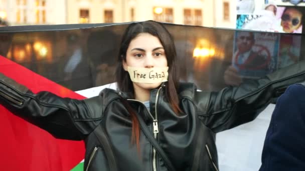 自由加沙女性支持者高举巴勒斯坦示威旗帜声援抗议穆斯林标语以色列吞并加沙战争占领恐怖主义哈马斯 社会问题捷克共和国 — 图库视频影像
