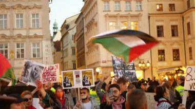 Kadın eylemci Gazze 'nin kansız soykırımını destekleyenler, ellerinde kırmızı işaretler, Filistin gösteri dayanışmasını protesto eden Müslüman sloganları, İsrail Gazze işgali terörizmi Hamas' ı işaret ediyor.