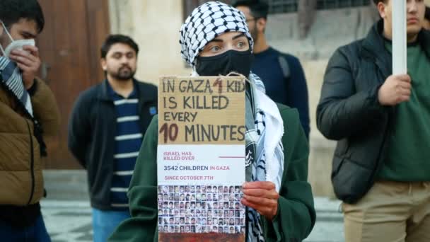 Palestina Demonstrační Žena Prapor Gaze Dítě Zabit Každých Minut Znamení — Stock video