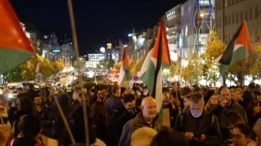 Kadın eylemci Gazze 'nin kansız soykırımını destekleyenler, ellerinde kırmızı işaretler, Filistin gösteri dayanışmasını protesto eden Müslüman sloganları, İsrail Gazze işgali terörizmi Hamas' ı işaret ediyor.