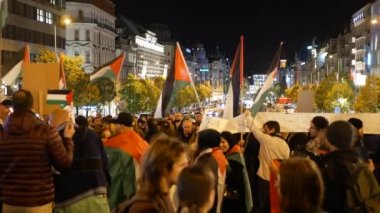 Kadın eylemci Gazze 'nin kansız soykırımını destekleyenler, ellerinde kırmızı işaretler, Filistin gösteri dayanışmasını protesto eden Müslüman sloganları, İsrail Gazze işgali terörizmi Hamas' ı işaret ediyor.