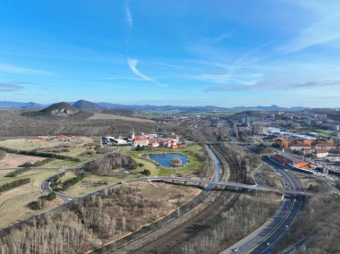 Çoğu kasaba binasında Bakire Meryem Kilisesi 'nin dediğine göre Guinness Rekorlar Kitabı en ağır bina 12.700 ton ağırlığında hareket etmiş. Islah arazisi. Kahverengi kömür madenciliği, Spicak