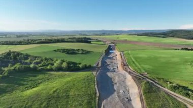 Çek Prerov inşaatındaki İHA hava yolu, tarım arazilerinin tahrip edilmesi, insanların ev ve binalarının kaldırılması, ek arazi kaplama çalışmaları ek şeritler manzarası, yeni yol manzarası