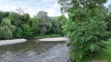 Delta nehri Morava insansız hava aracı görüntüsü taşkın ovalarında, iç kısımlarda, bataklıklarda, kuadkopter manzaralı uçuş gösterisinde Litovelske Pomoravi 'nin korunan peyzaj alanında çekildi.