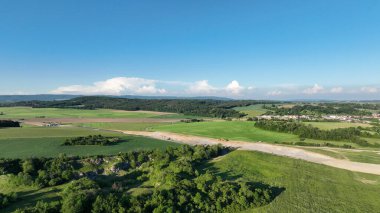 Çek Prerov inşaatındaki İHA hava yolu, tarım arazilerinin tahrip edilmesi, insanların ev ve binalarının kaldırılması, ek arazi kaplama çalışmaları ek şeritler manzarası, yeni yol manzarası