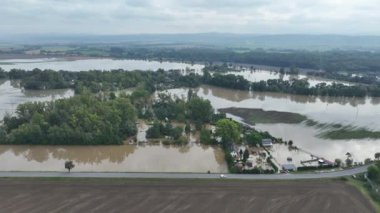 Su baskınları nehri insansız hava aracı yağmuru sonucu hasar gördükten sonra bariyer duvarları, yağmur evleri köyler, araba altyapısı, Avrupa 'nın yağmurlu çitleri etrafını sardı.