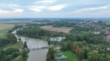 Nehir taşkınları Morava suyunu taşırdı, Morava nehri atık sahasında insansız hava aracı havası, hidroelektrik santrali barajı akan su taşkınları, baraj fışkıran iklim değişikliği, inşaat