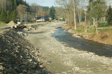Sel ıslahı nehri Jesenik çakıl taşı nehir yatağı su restorasyonu ev yıkıldıktan sonra yeniden canlanma yeni Cerna Opava yönetmeliği hasar gören yükseklik duvarı asfalt yol inşaatını sular altında bıraktı.